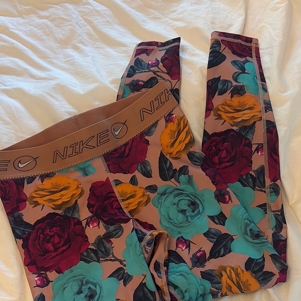 Nike Brown and Red Leggings Vibrant Design